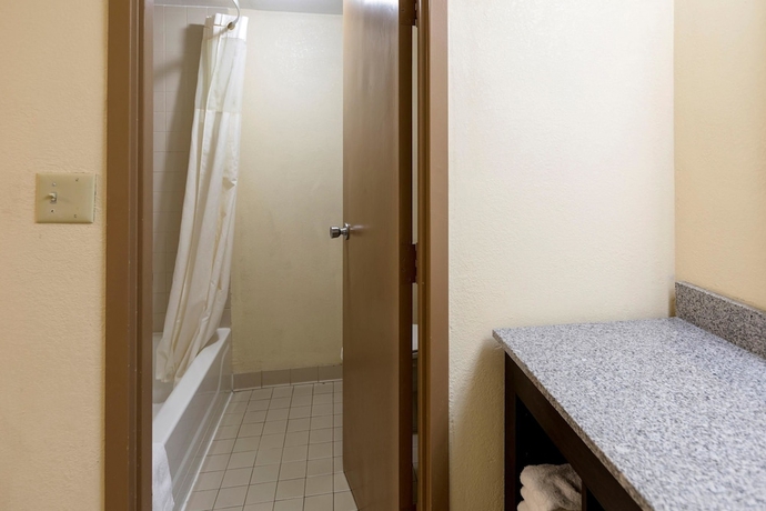 Imagen de la habitación del Hotel Clarion Detroit Metro Airport. Foto 15