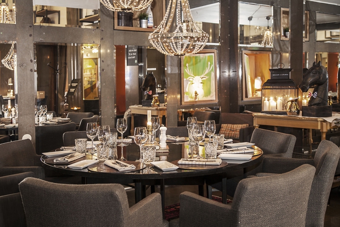 Imagen del bar/restaurante del Hotel Clarion Grand. Foto 2