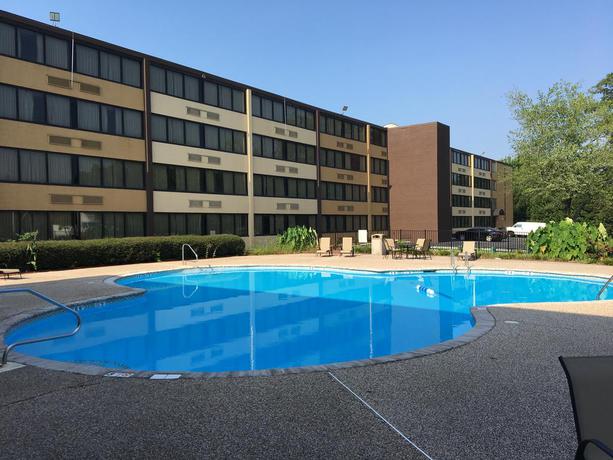 Imagen de la piscina del Hotel Clarion Hotel Airport and Conference Center. Foto 14