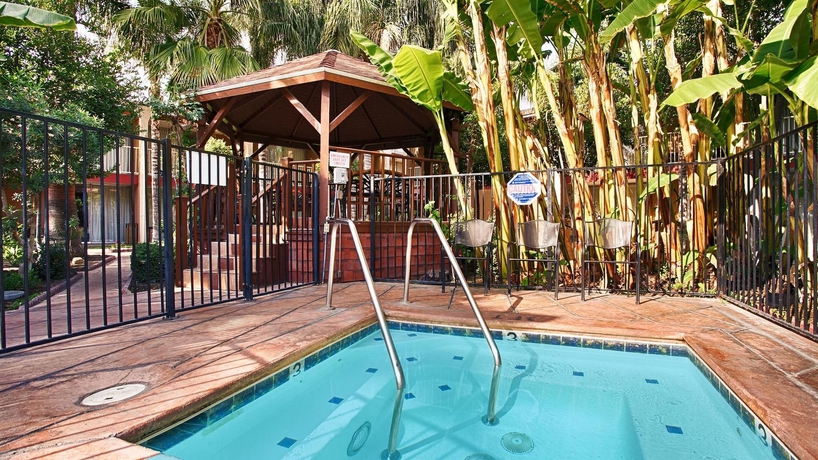 Imagen de la piscina del Hotel Clarion Hotel Bakersfield North. Foto 16