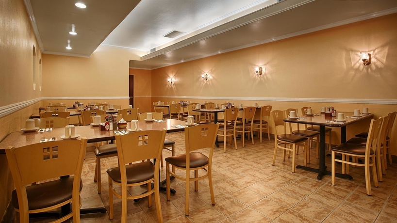 Imagen del bar/restaurante del Hotel Clarion Hotel Bakersfield North. Foto 5