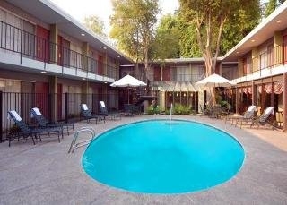 Imagen de la piscina del Hotel Clarion Hotel Mansion Inn. Foto 9