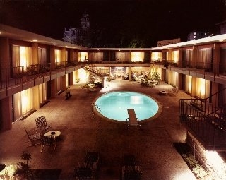 Imagen de la piscina del Hotel Clarion Hotel Mansion Inn. Foto 11