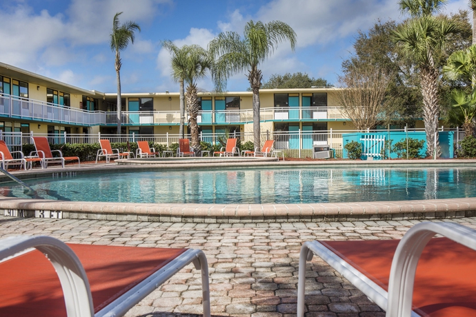 Imagen de la piscina del Hotel Clarion Hotel Orlando International Airport. Foto 16