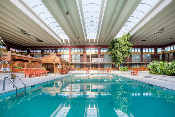 Imagen de la piscina del Hotel Clarion Hotel and Conference Center, Modesto. Foto 9