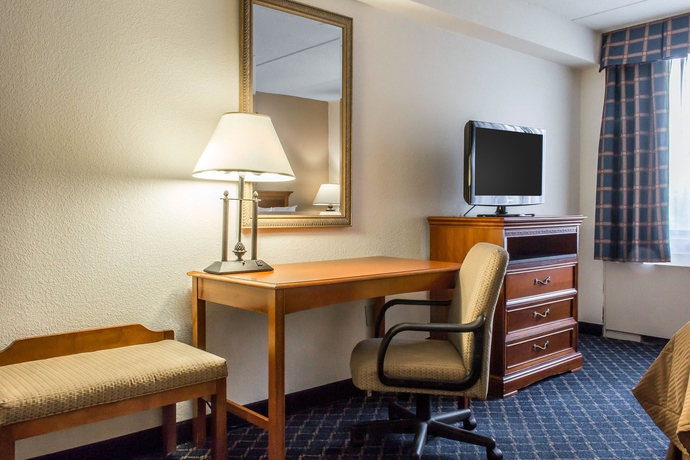 Imagen de la habitación del Hotel Clarion Hotel and Conference Center, Ronkonkoma. Foto 9