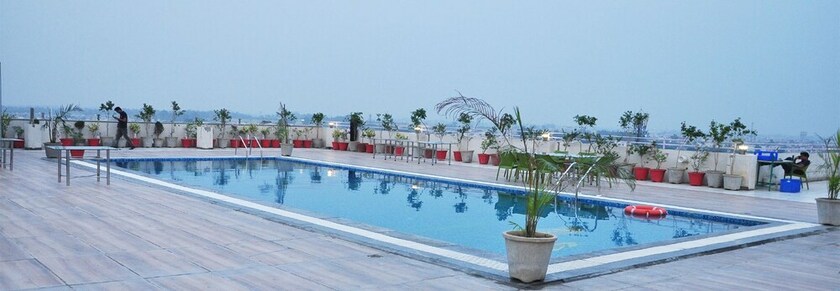 Imagen de la piscina del Hotel Clarion Inn Amps. Foto 9