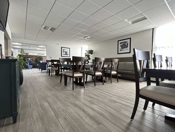 Imagen de los interiores del Hotel Clarion Inn And Suites Airport. Foto 17