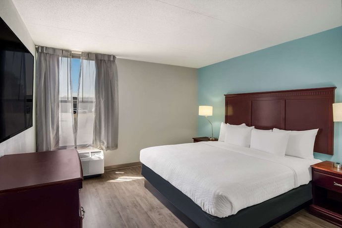 Imagen de la habitación del Hotel Clarion Inn And Suites Airport. Foto 11