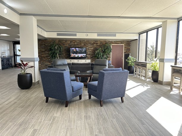 Imagen de los interiores del Hotel Clarion Inn And Suites Airport. Foto 18