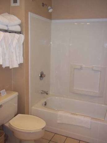 Imagen de la habitación del Hotel Clarion Inn And Suites By Choice Hotels Grand Rapi. Foto 3