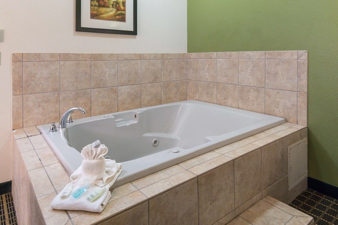Imagen de la habitación del Hotel Clarion Inn And Suites Weatherford South. Foto 8