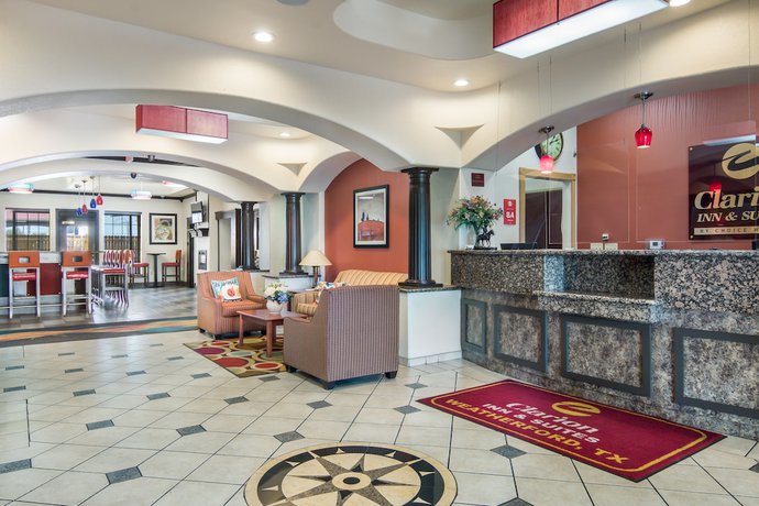 Imagen de los interiores del Hotel Clarion Inn And Suites Weatherford South. Foto 19