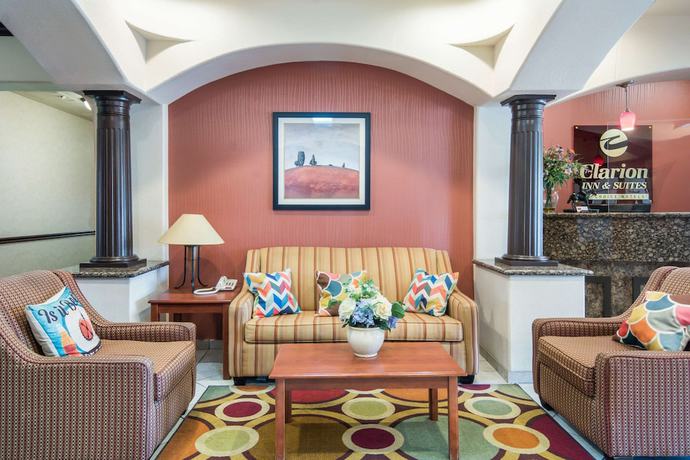 Imagen de los interiores del Hotel Clarion Inn And Suites Weatherford South. Foto 20