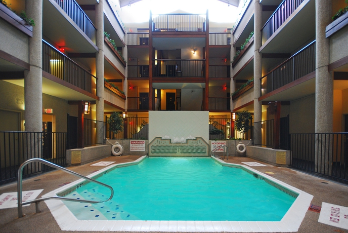 Imagen de la piscina del Hotel Clarion Inn Austin North. Foto 7