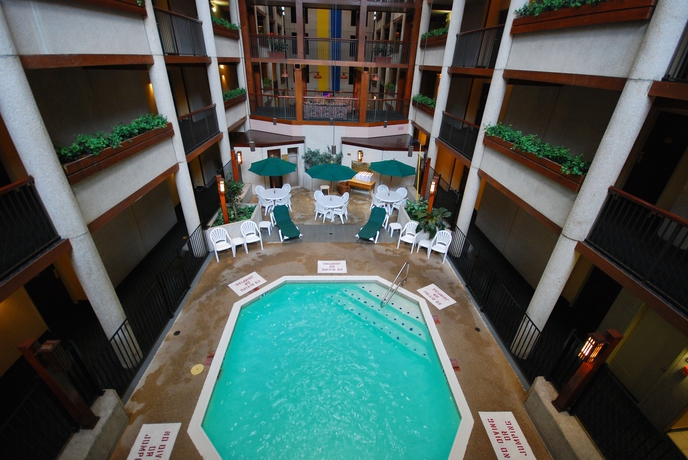 Imagen de la piscina del Hotel Clarion Inn Austin North. Foto 8
