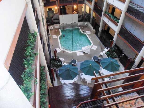Imagen de la piscina del Hotel Clarion Inn Austin North. Foto 9