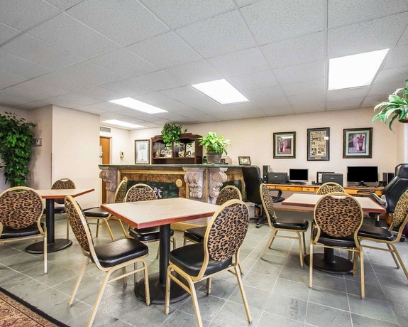 Imagen de los interiores del Hotel Clarion Inn Branson. Foto 13