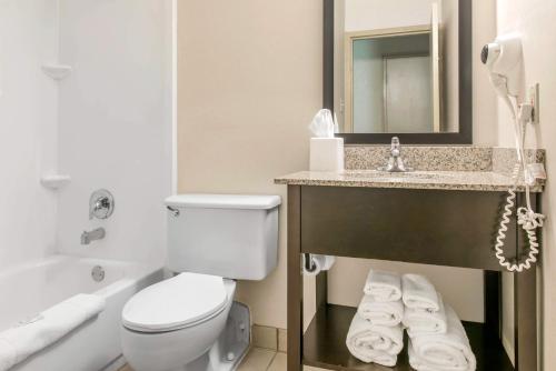 Imagen de la habitación del Hotel Clarion Inn Dayton Airport. Foto 6