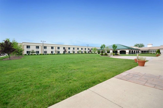 Imagen de los exteriores del Hotel Clarion Inn Elmhurst - Oak Brook Near I-88, I-290, I-294. Foto 3