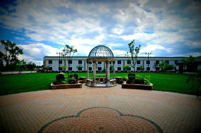 Imagen de los exteriores del Hotel Clarion Inn Elmhurst - Oak Brook Near I-88, I-290, I-294. Foto 4