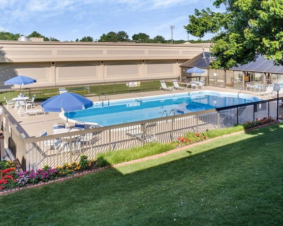Imagen de la piscina del Hotel Clarion Inn, Fredericksburg. Foto 20