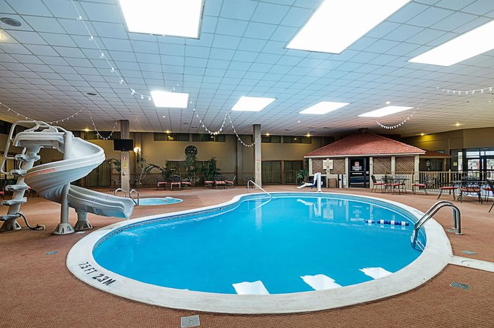 Imagen de la piscina del Hotel Clarion Inn, Garden City. Foto 18