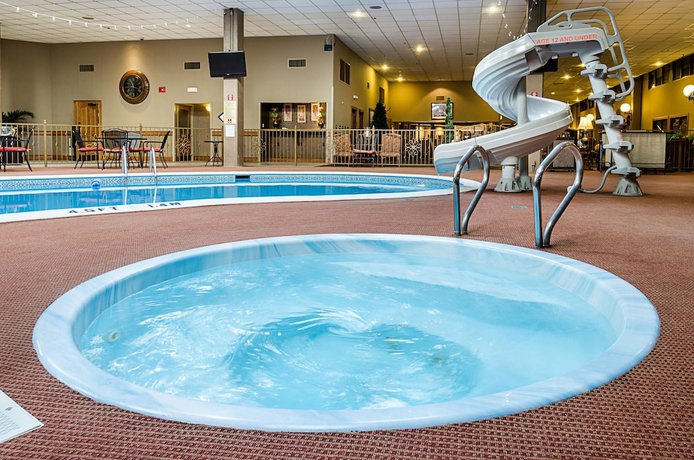 Imagen de la piscina del Hotel Clarion Inn, Garden City. Foto 19