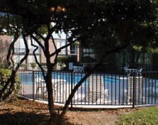 Imagen de la piscina del Hotel Clarion Inn - Houston. Foto 4