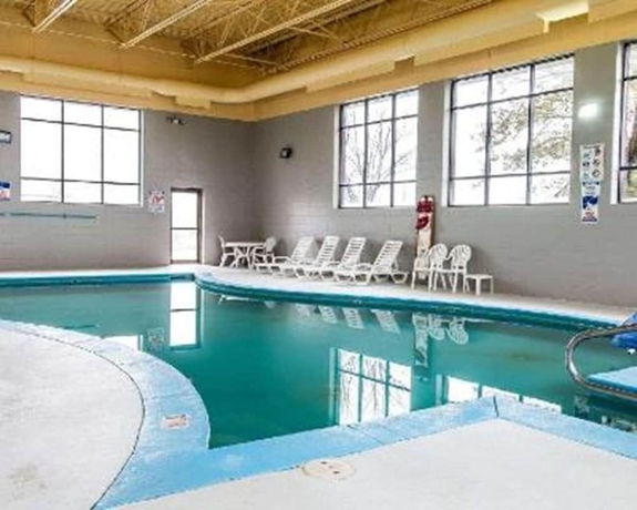 Imagen de la piscina del Hotel Clarion Inn I-94 Near Expo Center. Foto 16