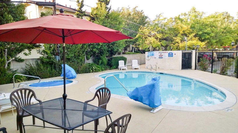 Imagen de la piscina del Hotel Clarion Inn Silicon Valley. Foto 8