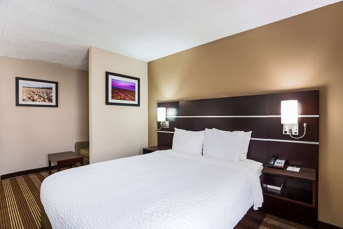 Imagen de la habitación del Hotel Clarion Inn & Suites. Foto 5