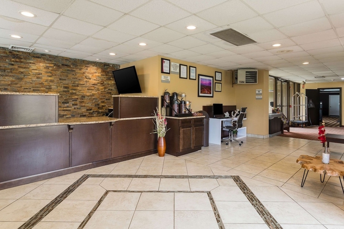 Imagen de los interiores del Hotel Clarion Inn & Suites. Foto 15