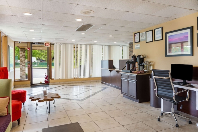 Imagen de los interiores del Hotel Clarion Inn & Suites. Foto 16