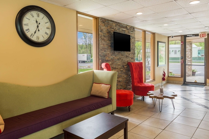 Imagen de los interiores del Hotel Clarion Inn & Suites. Foto 17