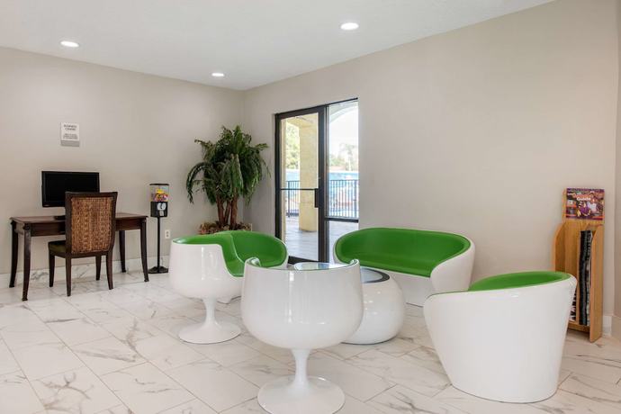 Imagen de los interiores del Hotel Clarion Inn & Suites Kissimmee-Lake Buena Vista South. Foto 18