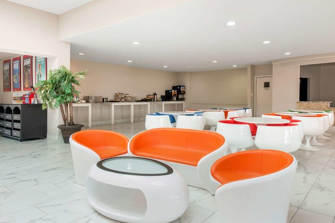 Imagen de los interiores del Hotel Clarion Inn & Suites Kissimmee-Lake Buena Vista South. Foto 19