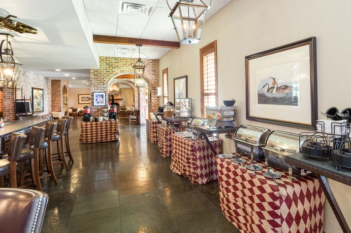 Imagen del bar/restaurante del Hotel Clarion Inn and Conference Center. Foto 2