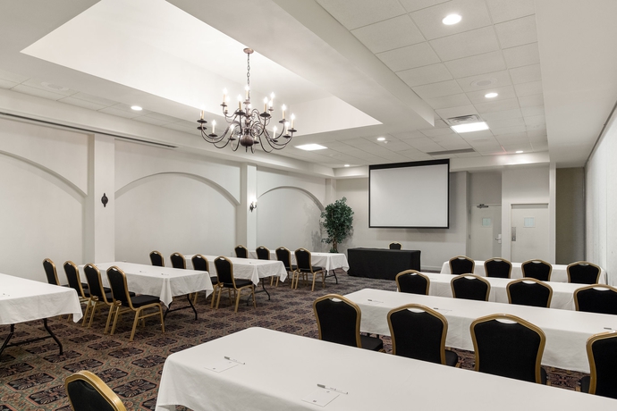 Imagen de los interiores del Hotel Clarion Inn and Conference Center. Foto 11