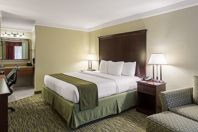 Imagen de la habitación del Hotel Clarion Inn and Conference Center. Foto 4