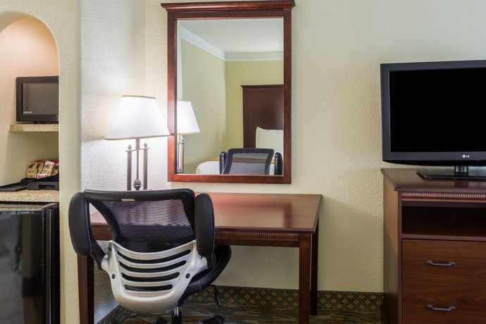 Imagen de la habitación del Hotel Clarion Inn and Conference Center. Foto 5