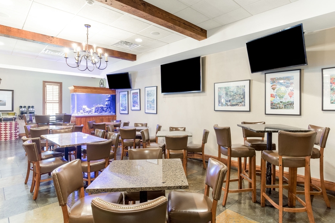 Imagen del bar/restaurante del Hotel Clarion Inn and Conference Center. Foto 3