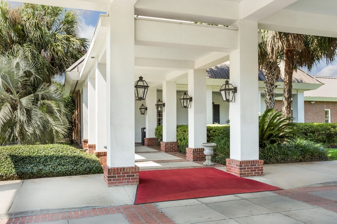 Imagen de los exteriores del Hotel Clarion Inn and Conference Center. Foto 8