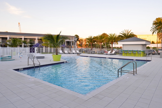 Imagen de la piscina del Hotel Clarion Inn and Suites Across From Universal Orlando Resort. Foto 16