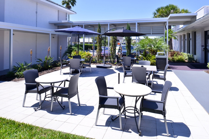 Imagen de los exteriores del Hotel Clarion Inn and Suites Across From Universal Orlando Resort. Foto 12