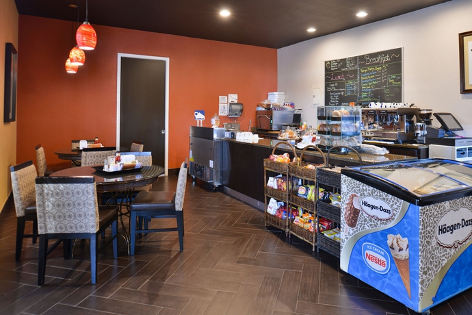 Imagen del bar/restaurante del Hotel Clarion Inn and Suites Across From Universal Orlando Resort. Foto 2