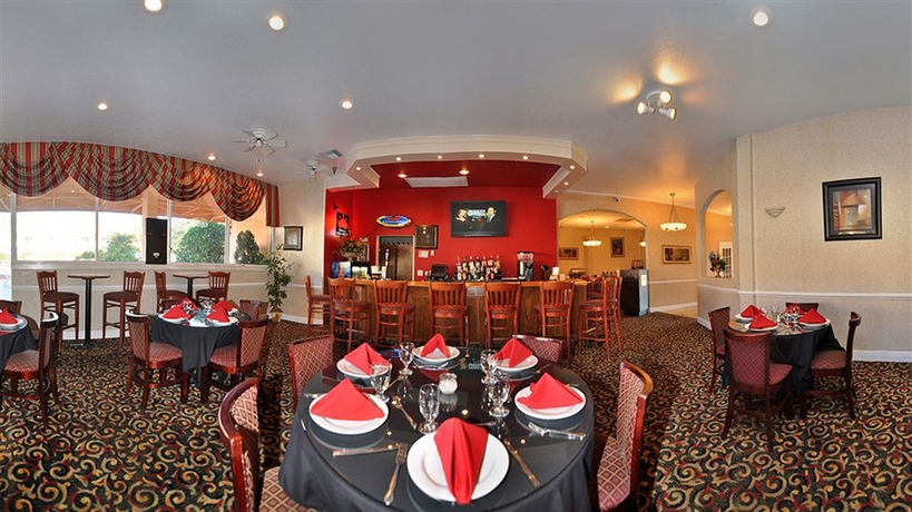 Imagen del bar/restaurante del Hotel Clarion Inn and Suites Central Clearwater Beach. Foto 2