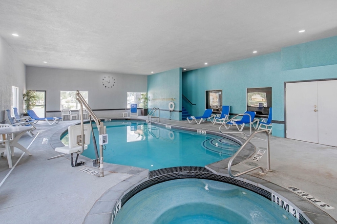 Imagen de la piscina del Hotel Clarion Inn and Suites Dfw North. Foto 19