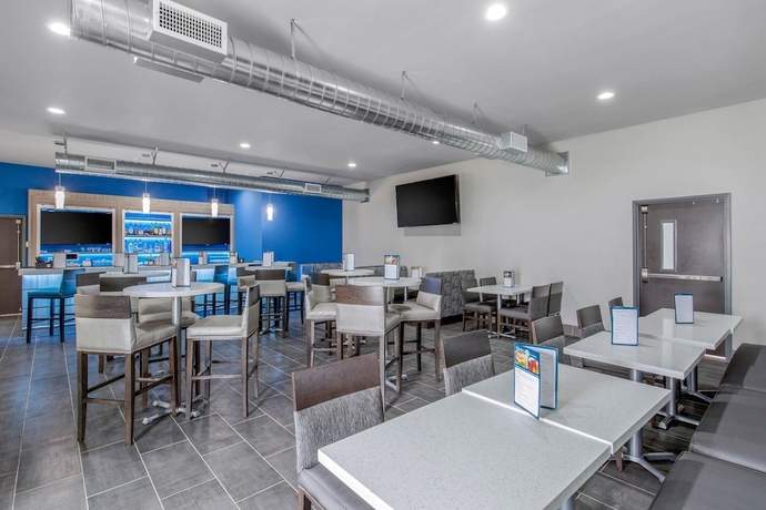 Imagen del bar/restaurante del Hotel Clarion Inn and Suites Dfw North. Foto 2