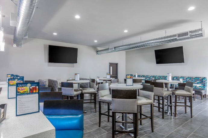 Imagen del bar/restaurante del Hotel Clarion Inn and Suites Dfw North. Foto 3